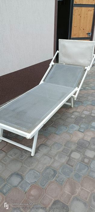 Șezlonguri și umbrele