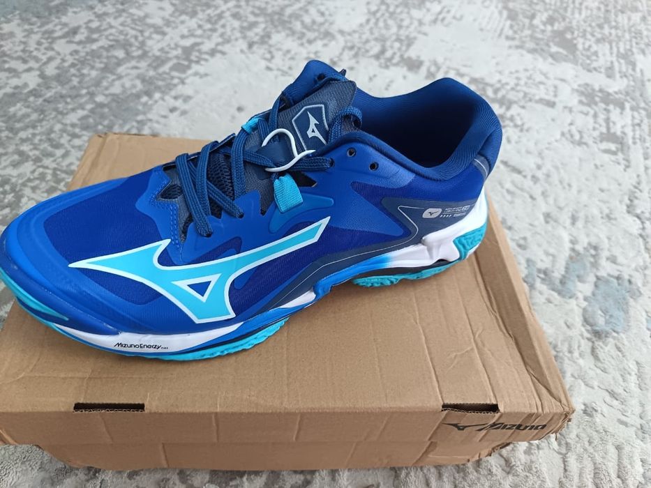 Продам кроссовки Mizuno
