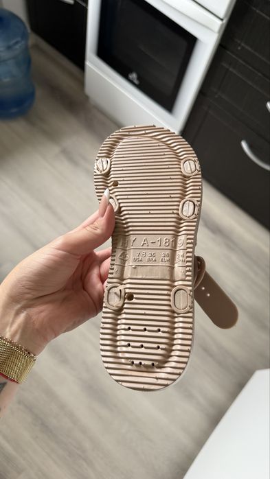 Легкие сандали бежевые