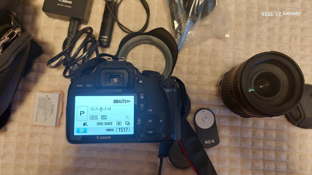 Aparat foto DSLR Canon 550D + obiectiv Tamron si accesorii complete