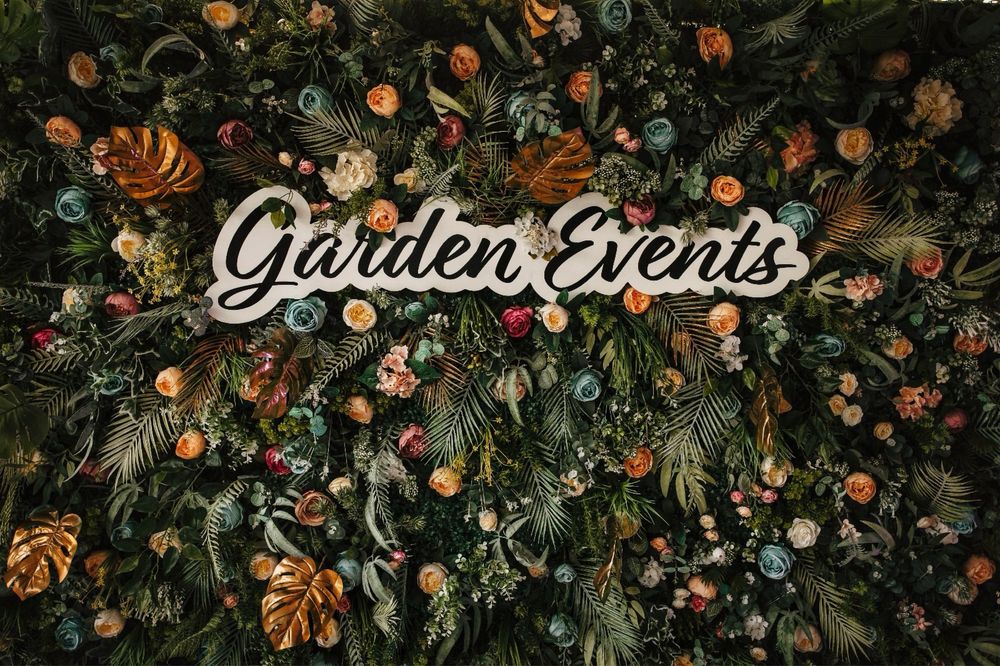 Decoratiuni sala evenimente, panou foto intrare, aranjamente florale