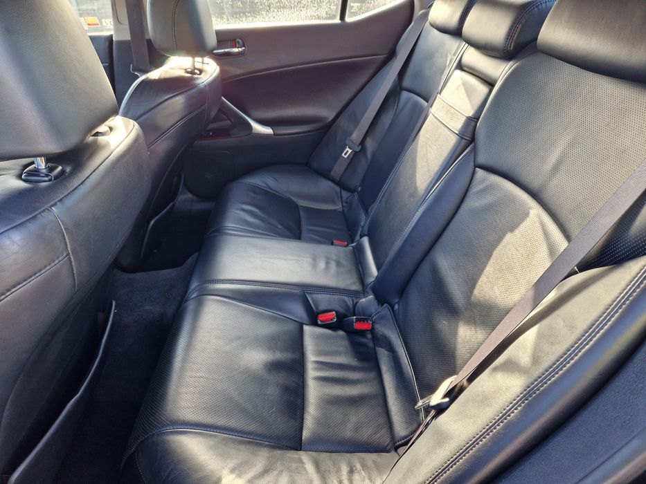 Dezmembrez Lexus is220 2.2 177 cp 2006