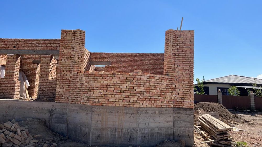 Красный жженый кирпич