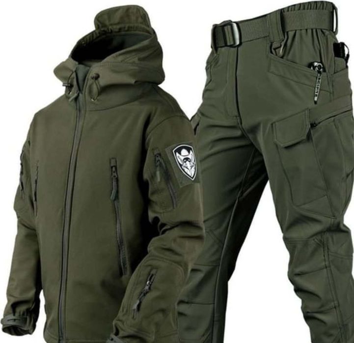 Тактическая форма. Комплект из куртки-софтшелл с капюшоном и брюк