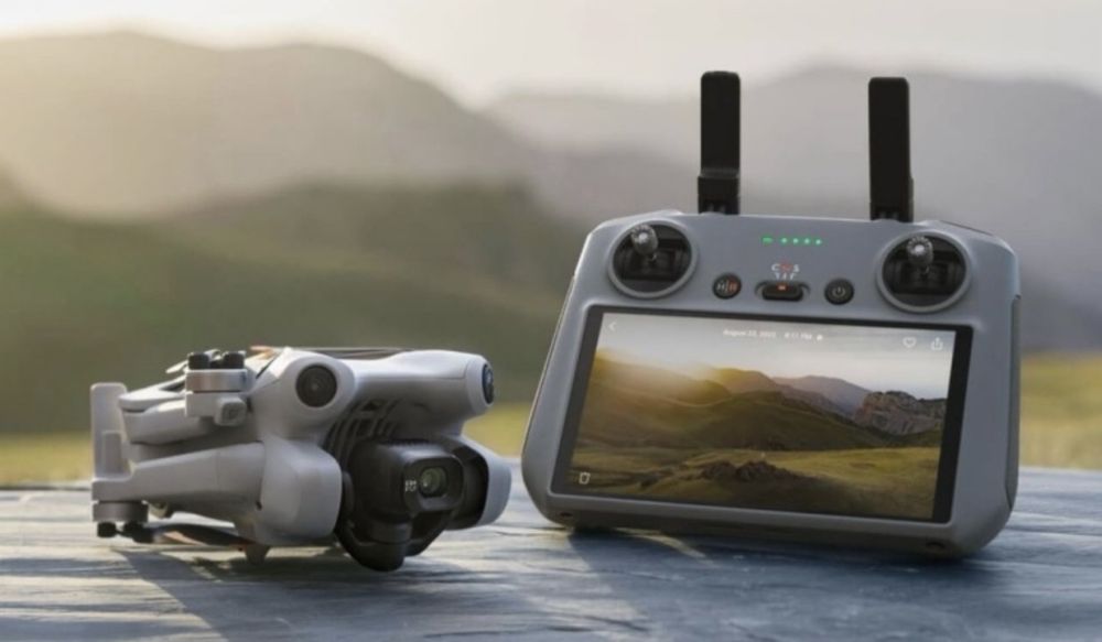 Дрон DJI Mini 4 Pro Fly More Combo (DJI RC 2) белый