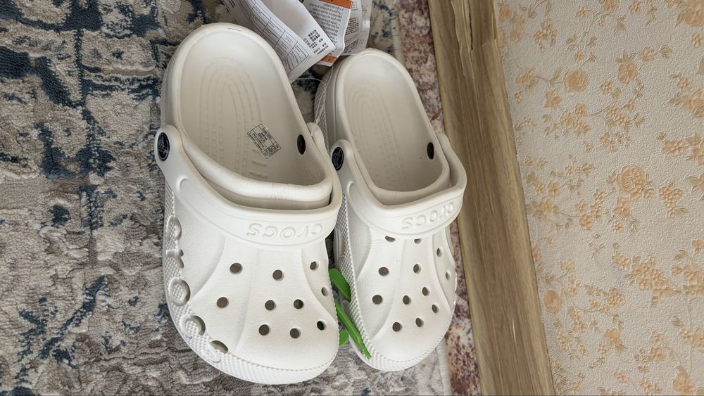 Продам crocs новые
