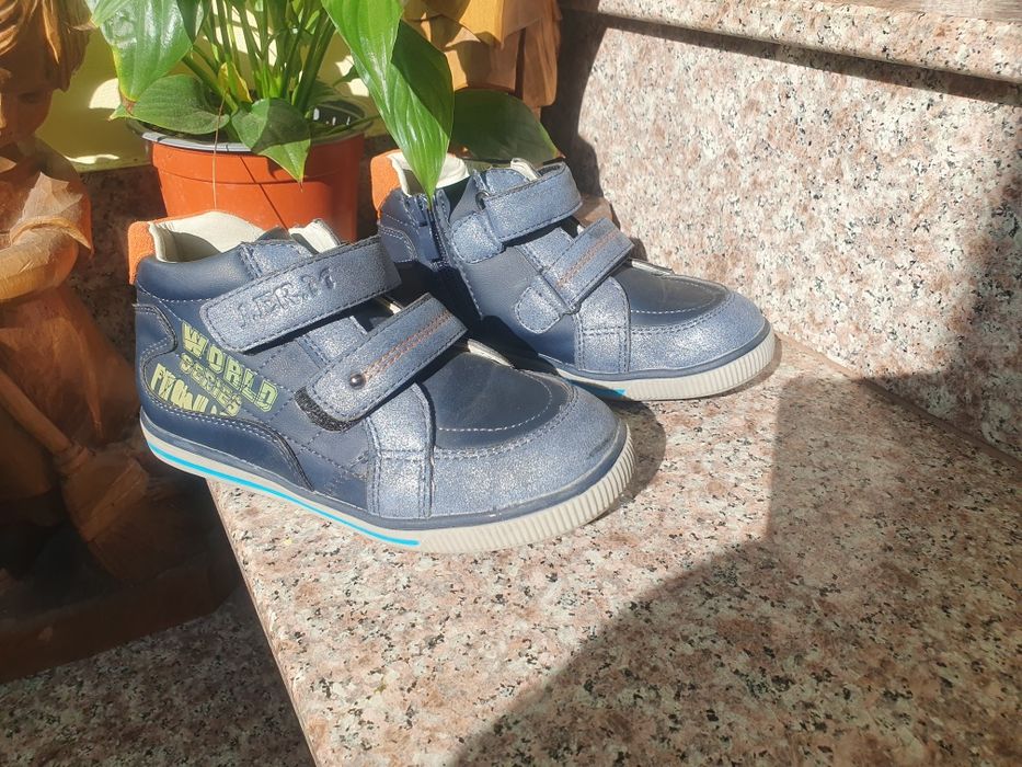 Детски затворени обувки