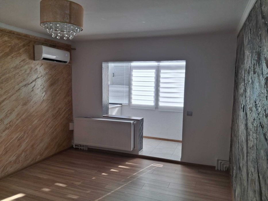 Vând apartament în Craiovița Nouă