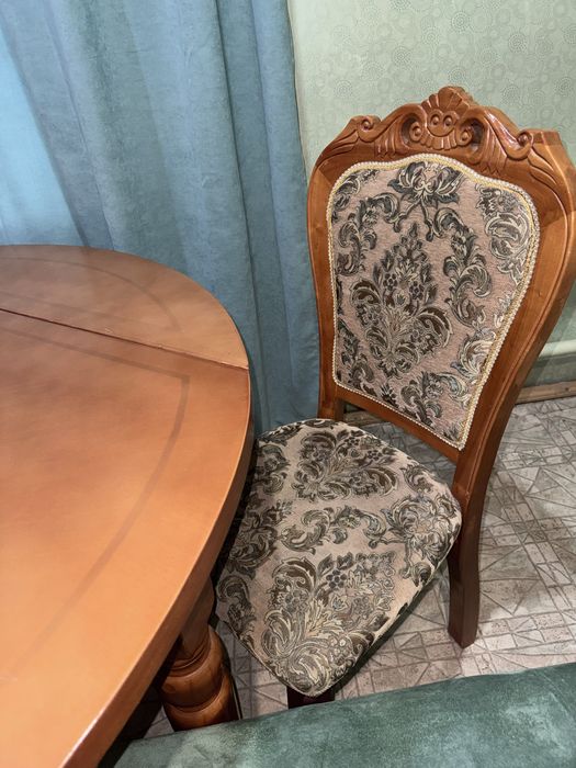 Стол и стулья из натурального дерева