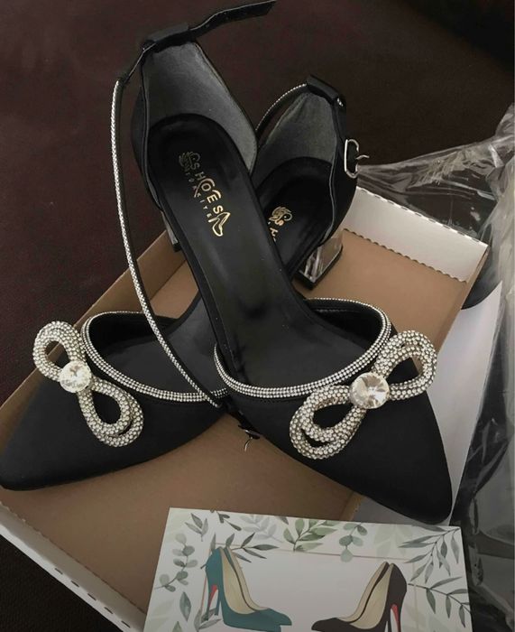 Елегантни черни обувки на ток с камъни и панделка-нови