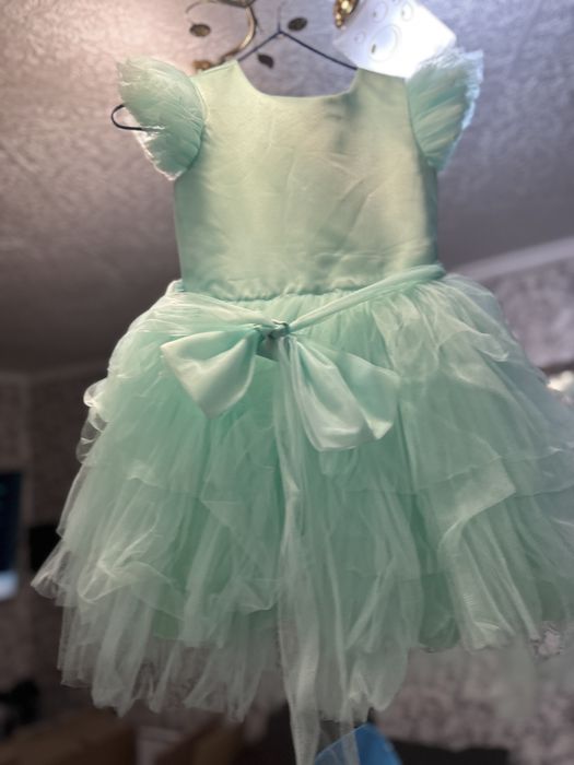 Продам платья на девочку 3-7 лет.