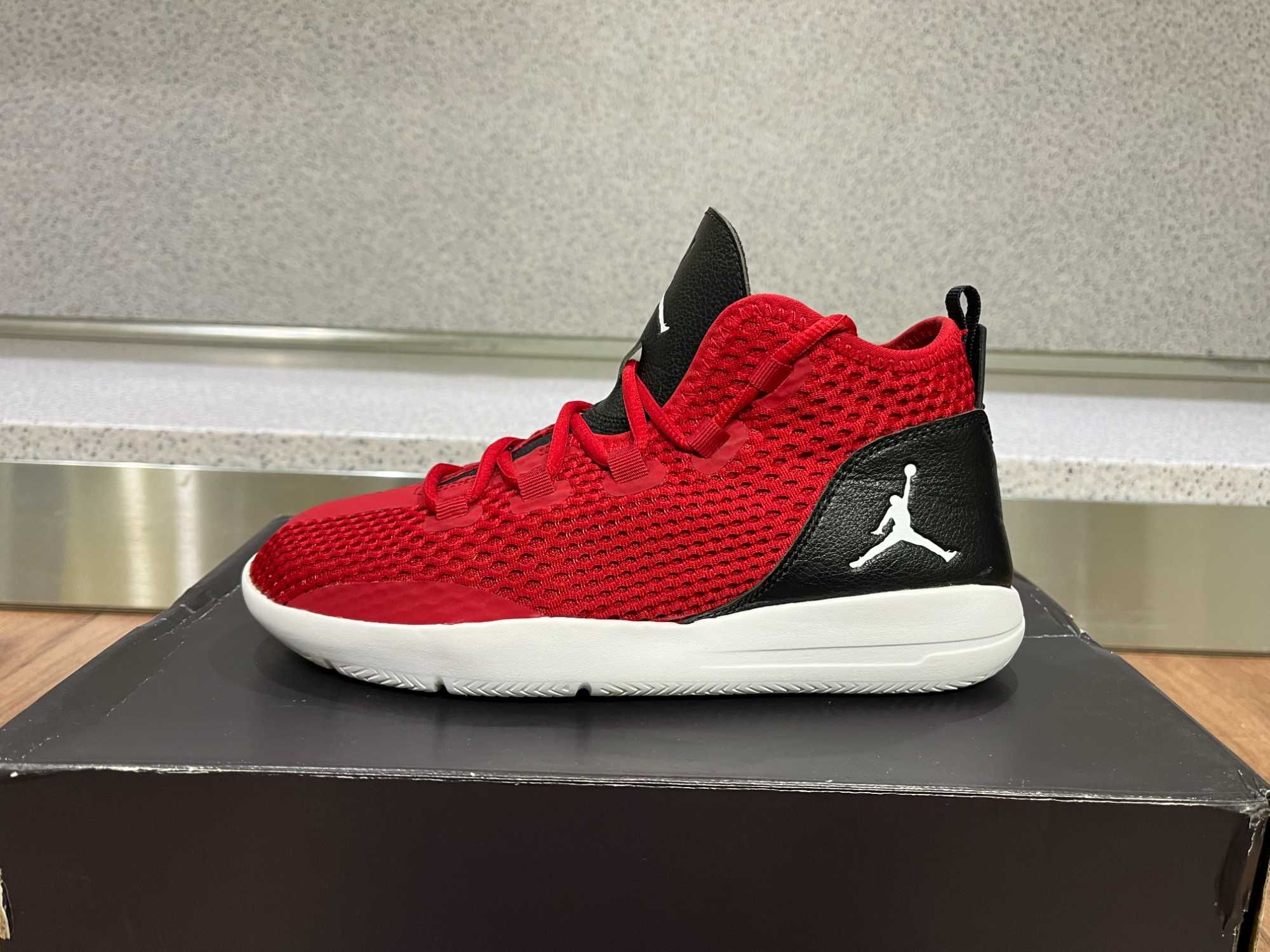 Jordan reveal best sale gym red