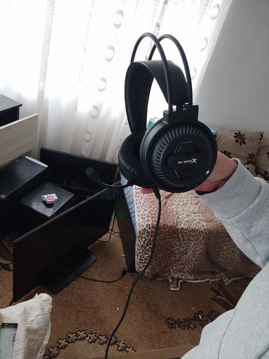 Продавам компютър в комплект с монитор, клавиатура, Мишка,Слушалки