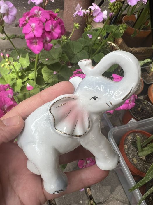 Слоник фарфоровый.