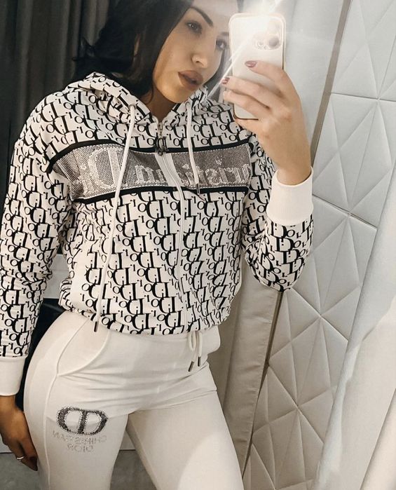 Compleu Cristian Dior dama
Marimi S M 
PREȚ REDUS 230 LEI
ADAUS MAXIM