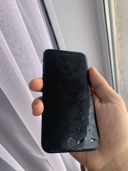 Продаю Iphone se 2022