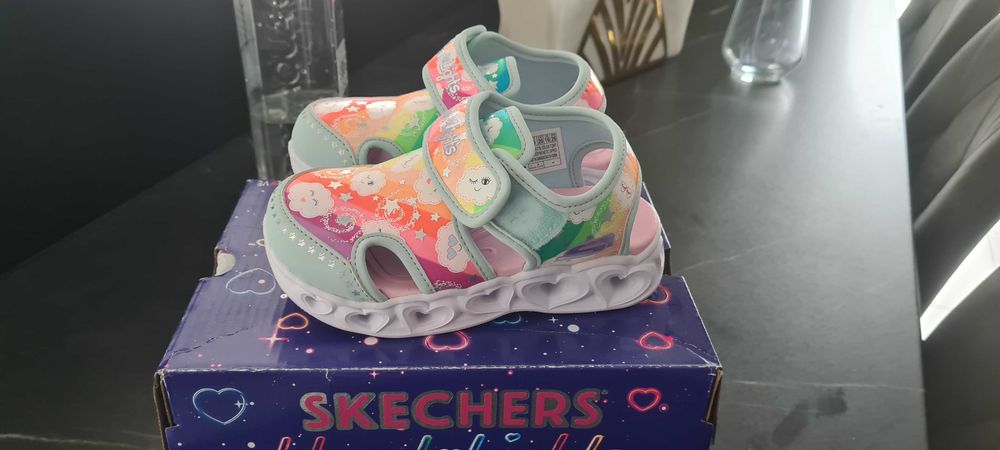 Vand sandale Skechers noi . Sunt marimea 26 ( 16 cm).