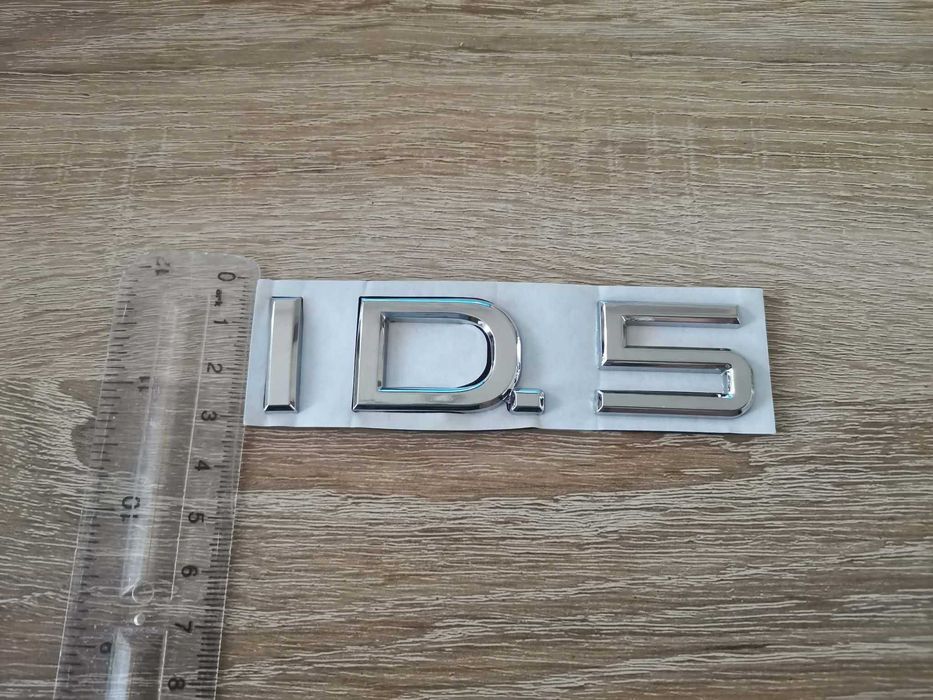 Volkswagen ID.5 сребриста емблема