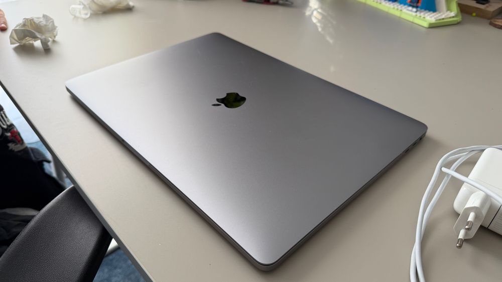 Apple Macbook Pro 15 inch cu touchbar, 2016, i7, 16Gb, 256 SSD