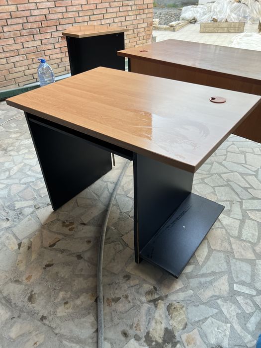 Продам Офисные столы и шкаф