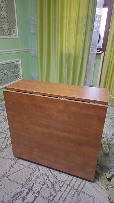 Шифоньер и стол раздвижной