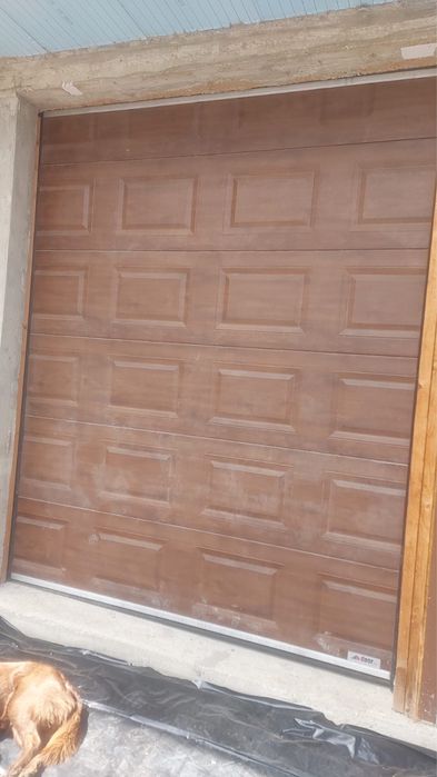 Usa  de garaj + usa normala intrare separata