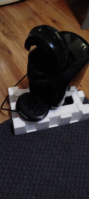 Продавам кафе машина работеща с капсули  TASSIMO