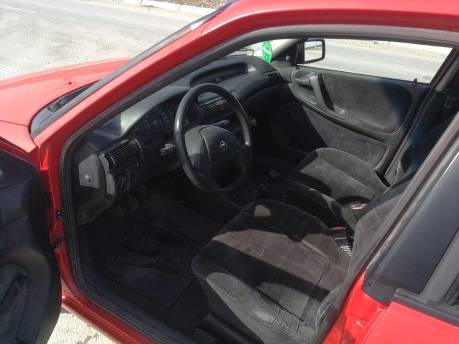 Продавам Опел Астра 1.6 моно чети цялата обява