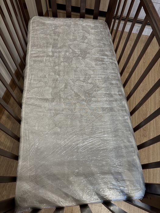 Детская кроватка с матрацем