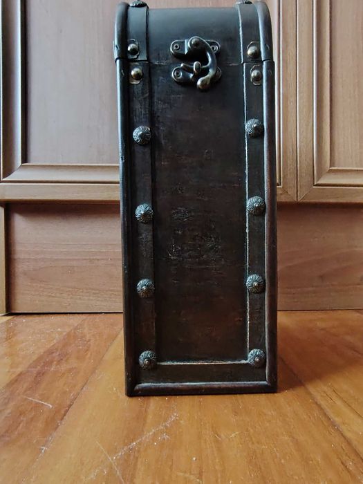 Ретро дървена кутия за бутилка вино или уиски