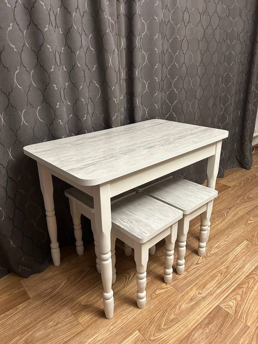 Продам комплект Стол + 4 табурета