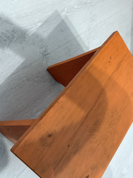 Деревянная табуретка под ногу