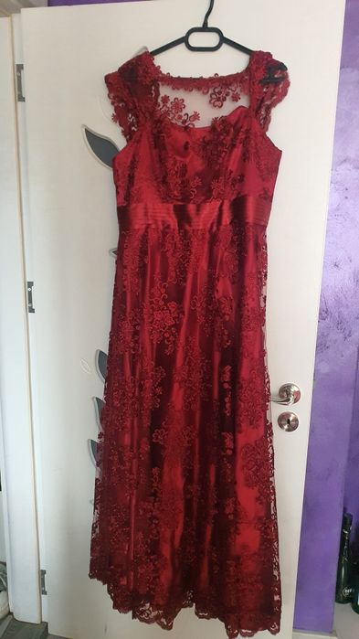 Продавам бална рокля – цвят бордо (размер L)