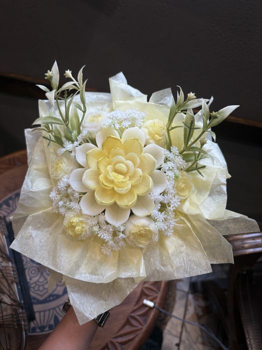 Ръчно изработени букети от сапун/свещи