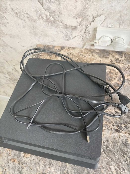 Плейстейшн 4 с 2 контролерами