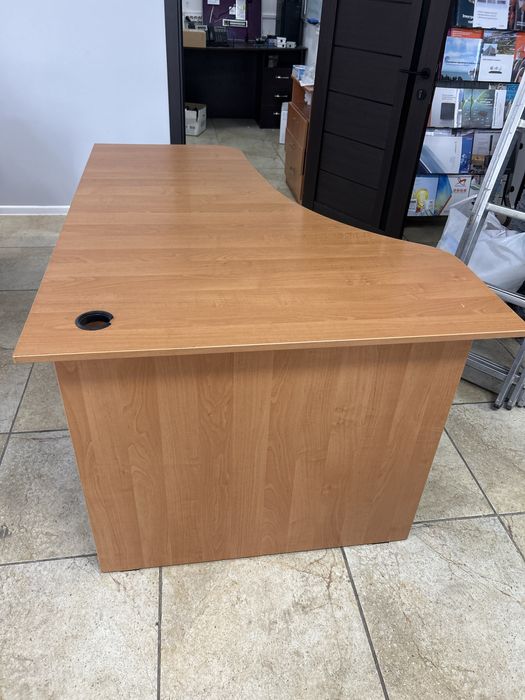 Продаем стол б/у