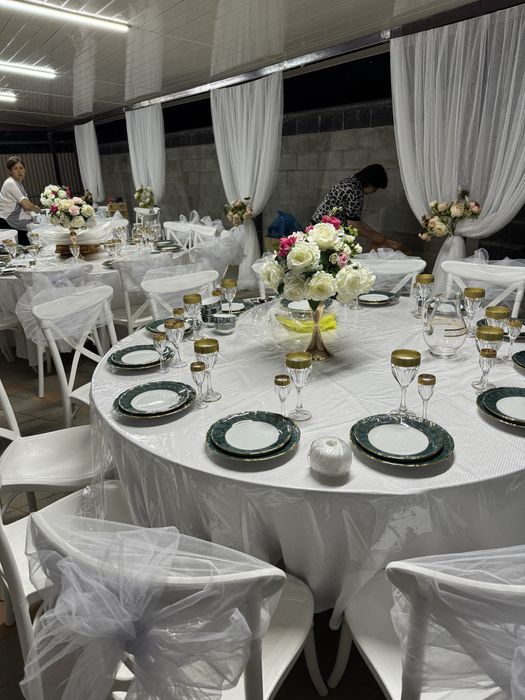 Оформление.Стол стулья пасуда шатер