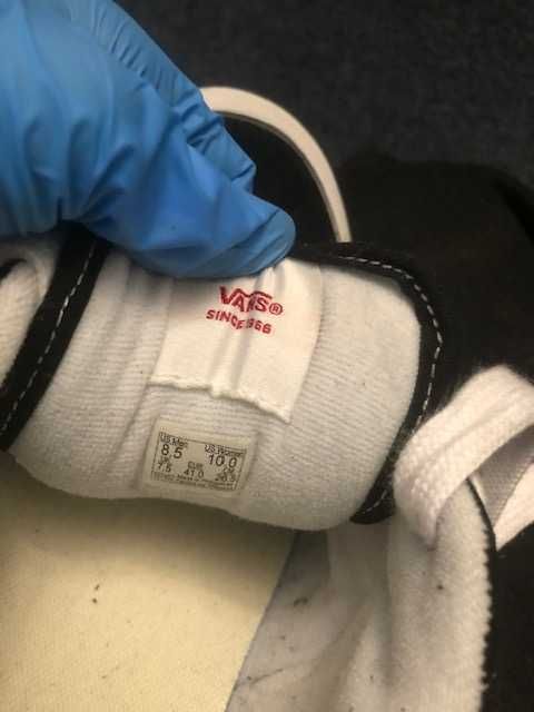 Vand o pereche de incaltaminte barbati Vans