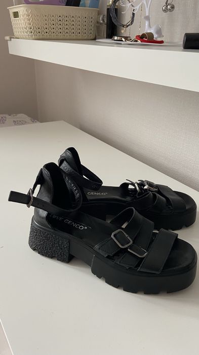 Продам женскую обувь.