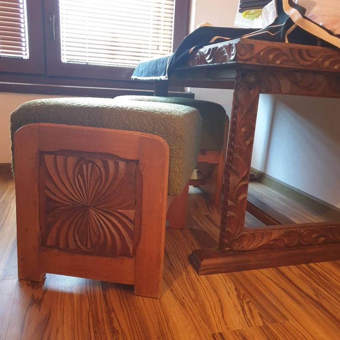 Ниска маса и табуретки