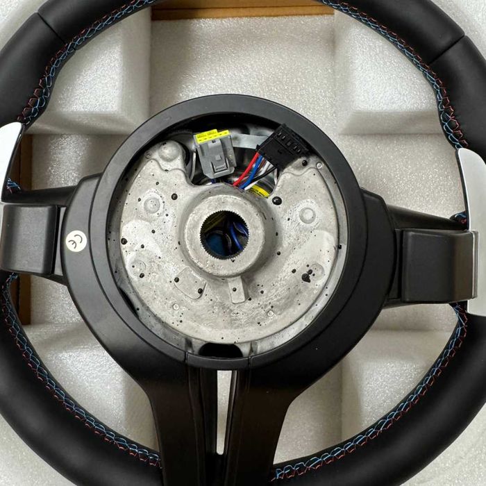 BMW Спортен Волан M с Цветни Конци–E90/ E91/ E92/ E70/ E71/ Е87/ E84