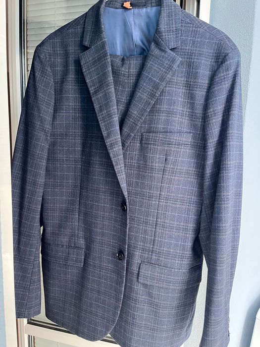 Продавам два мъжки костюма в отлично състояние-носени по веднъж,без забележки.