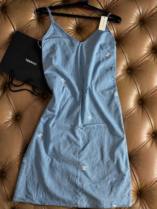 дънкова дълга рокля на шанел chanel уникална модерна с тънки презрамки, които се коригират