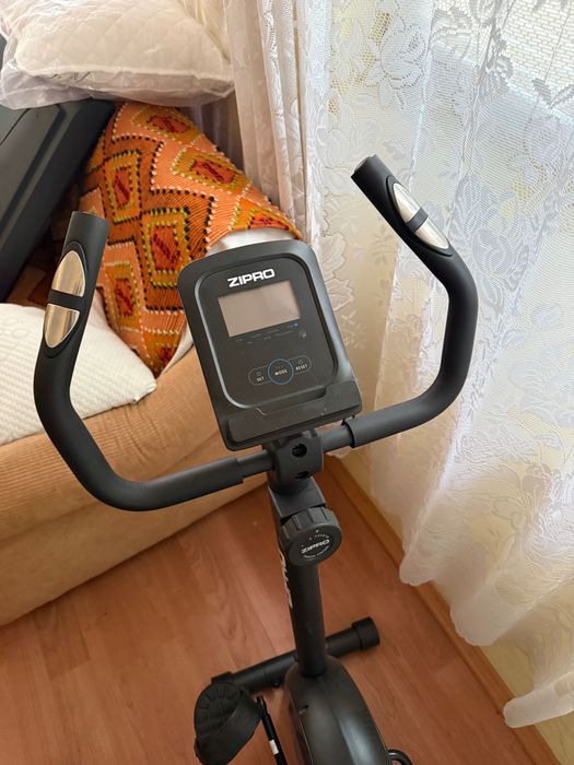Bicicleta fitness Zipro One S Volanta 4.5kg110 kg, rezistenta: Magnetica,  8 nivele, cu afisaj cu masurarea pulsului, cu suport bidon