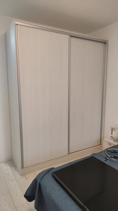 Vând dormitor cu dresing, pat cu saltea, husă,  2 noptiere și 2 veioze