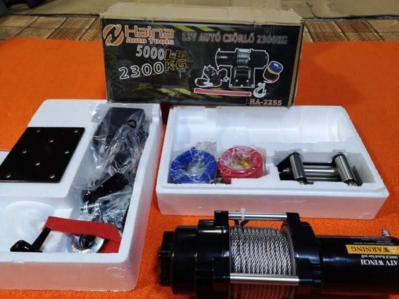 Troliu electric 12 Volți 2300 KG.15 metri cablu.Nou.