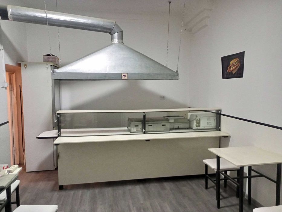 Fast food учун 4 стол 8 стул ва 1 та бари бн сотилади холати зор.