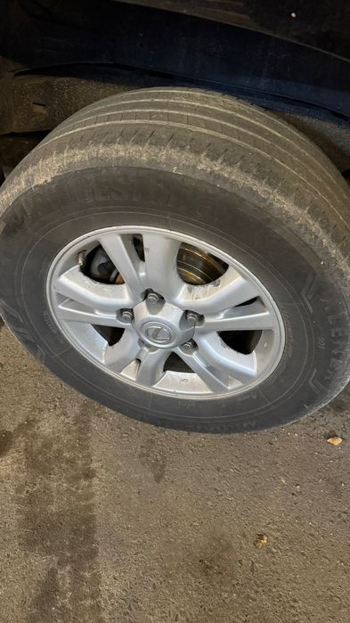 Диск с резинами на Lexus