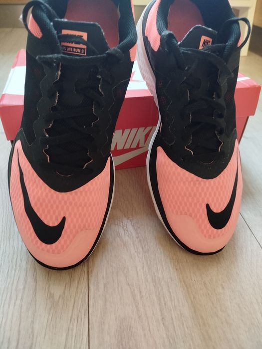 Nike FS Lite Run 3 в черно и розово.