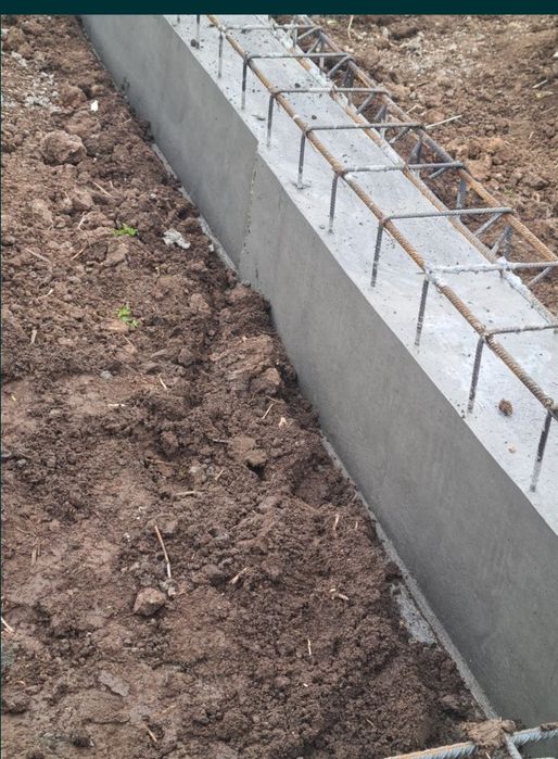 Casa la rosu 250 euro mp și 500 euro la gata